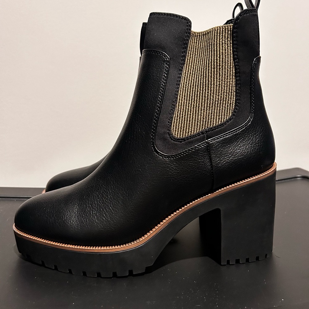 Black Chinese Laundry, Good Day Booties, size 9